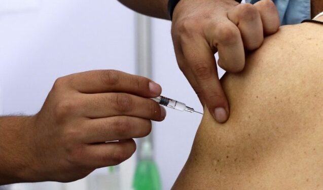 “Hay que apurar la marcha”: tras fallecimientos en Ñuble parlamentarios critican proceso de vacunación del Minsal