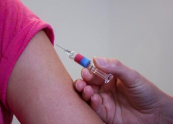Confusam llama a vacunarse frente a muertes por influenza y solicita presupuesto para aumentar dotación de personal