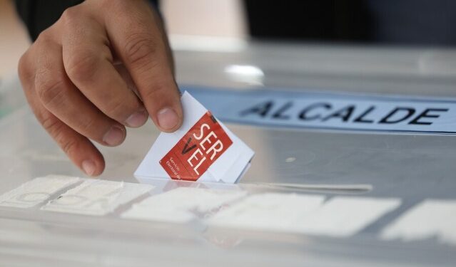 Reforma electoral: especialistas U. Chile analizan el voto obligatorio y la elección en dos días